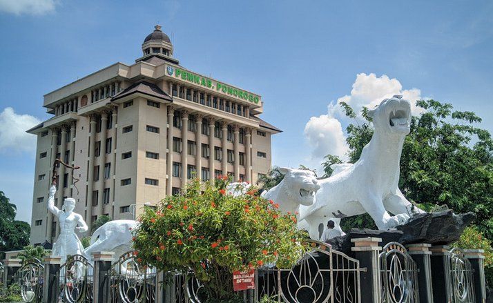 Sejumlah Patung di Ponorogo Berubah Warna Menjadi Putih, Ini Kata Bupati