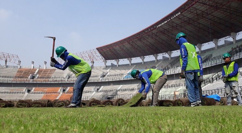 Pengupasan Rumput dan Pemasangan Tempat Duduk Stadion GBT Dikebut
