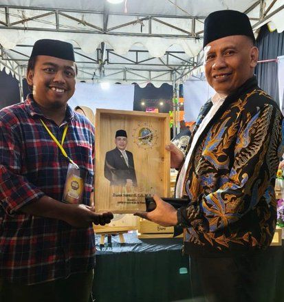 Kreasi Kayu Limbah Mencuri Perhatian Cak Sumardi di Pasar Rakyat Ngoro Jombang