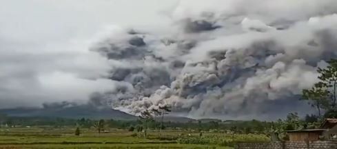 Sembilan Kecamatan di Probolinggo Diguyur Hujan Abu Gunung Semeru