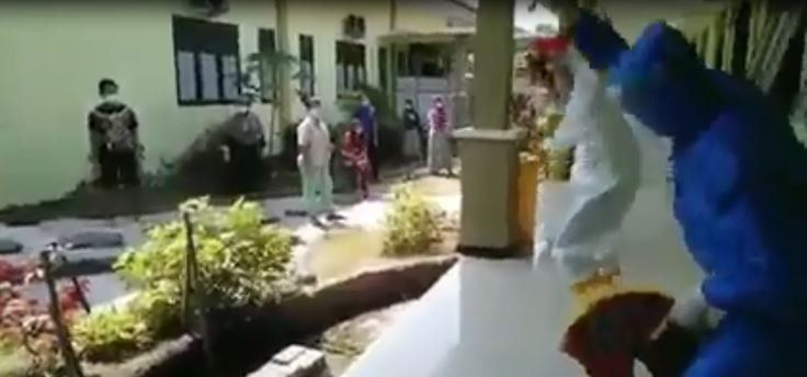 Terapi Penyembuhan Pasien Covid-19, Nakes Ajak Joget <em>Jaran</em> <em>Kepang</em>
 