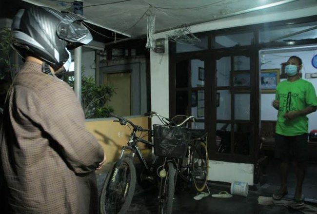 Aksi “Batman”, Wali Kota Probolinggo Beri Bantuan Warga Isoman
