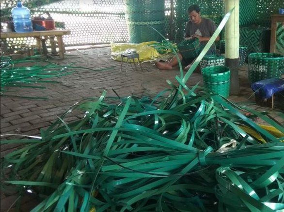 Omzet Perajin Anyaman Tali Plastik di Probolinggo Menurun selama PPKM