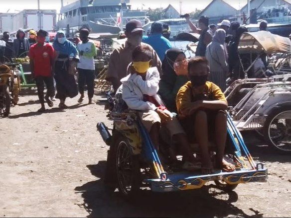 Belanja Kebutuhan Lebaran dalam Tradisi <em>Petolekoran</em>, Warga Gili Ketapang Probolinggo Dites Usap