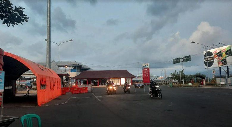 Tiga Hari Sebelum Larangan Mudik, Pemudik dari Bali ke Jawa Mulai Ramai di Pelabuhan Ketapang 