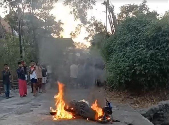 Tepergok Curi Uang Kotak Amal Masjid, Motor Pelaku Dibakar