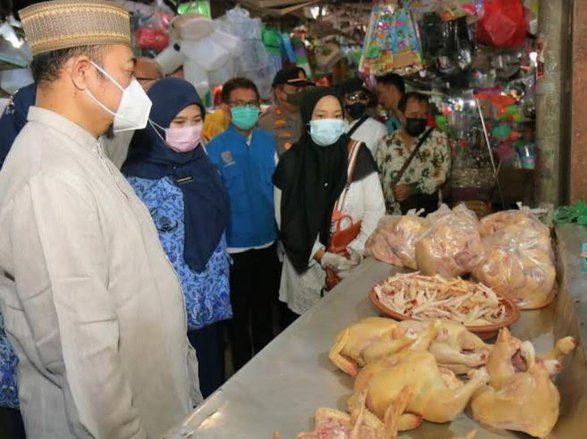 Cek Stok dan Harga Pangan, Tim Gabungan Sidak Pasar dan Bulog Probolinggo
