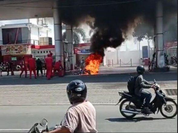 Polisi Selidiki Kebakaran Motor saat Isi Bensin di SPBU di Probolinggo