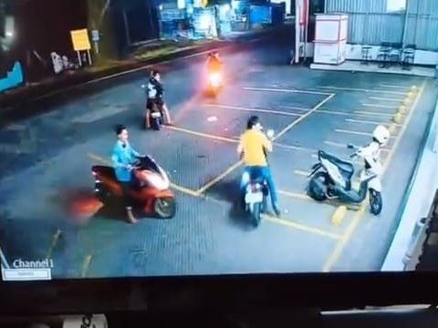 CCTV Jadi Petunjuk, Polisi Buru Pelaku Curanmor di Minimarket Jombang