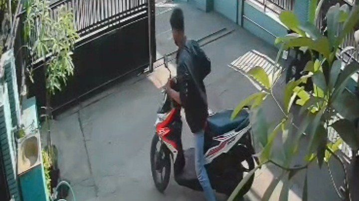 Motor Perawat Dicuri, Aksi Dua Pria di Klinik Kesehatan Terekam CCTV