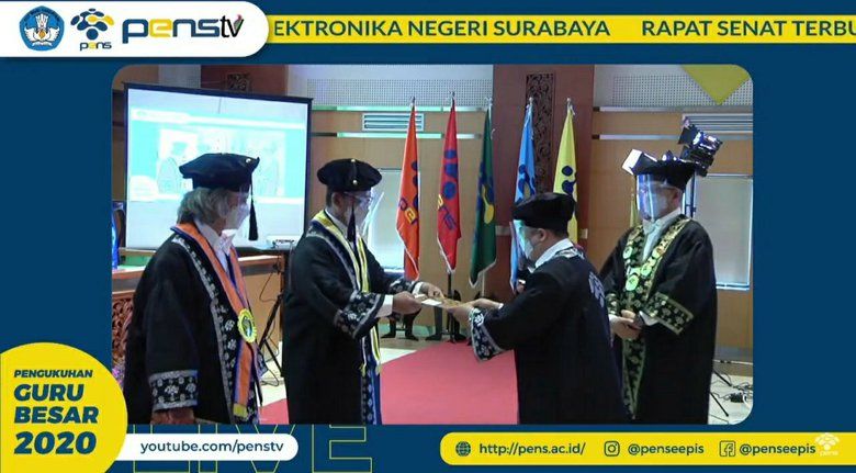 PENS Kukuhkan Dua Guru Besar Perdana Pada Rapat Senat Terbuka Luar Biasa