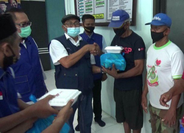DPD NasDem Probolinggo Bagikan 99 Paket Sembako ke Tukang Becak dan&nbsp;Dhuafa