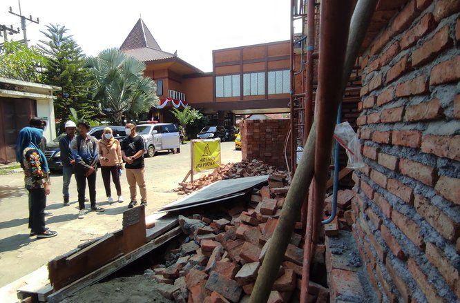 Tiang Ornamen Gedung Pemkot Mojokerto Ambruk, Ning Ita <em>Warning</em> Rekanan