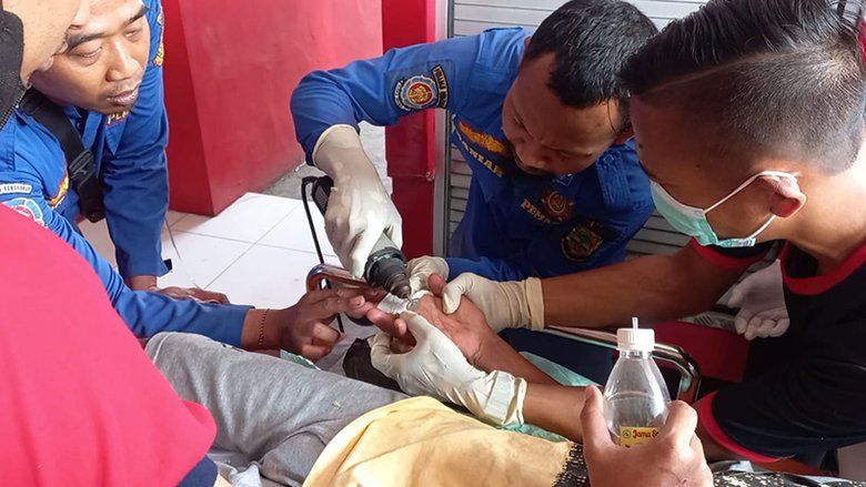 Petugas Damkar Kota Mojokerto Evakuasi Cincin di Jari Lansia 