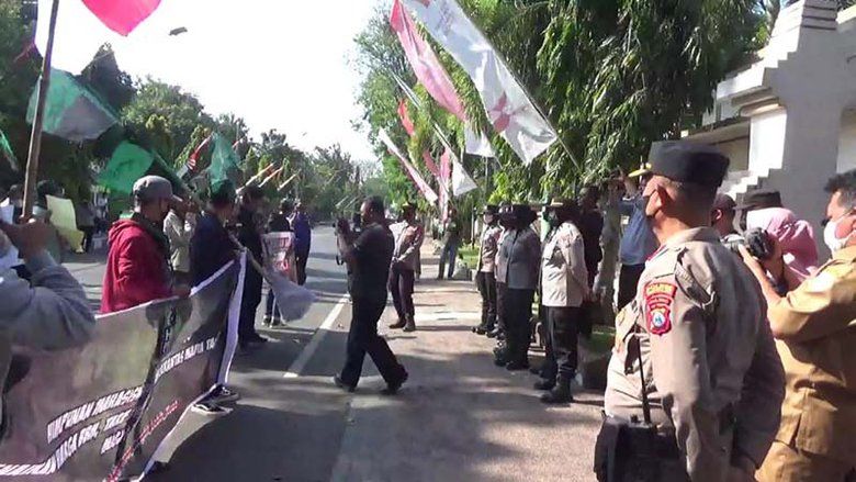 Tolak Kenaikan BBM dan Listrik, Mahasiswa Probolinggo &#39;Serbu&#39; Kantor DPRD