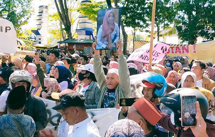 Tolak Relokasi Ratusan Pedagang Pasar Srimangunan Kepung Kantor DPRD Sampang