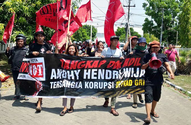 Demo Kantor Kejaksaan, Warga Desak&nbsp;Sekda Gresik Segera Ditahan