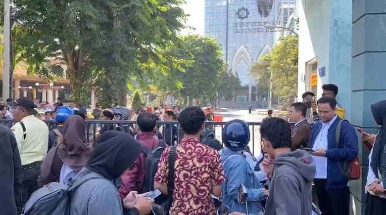 Mahasiswa UINSA Segel Gerbang dan Ancam Menginap di Depan Rektorat