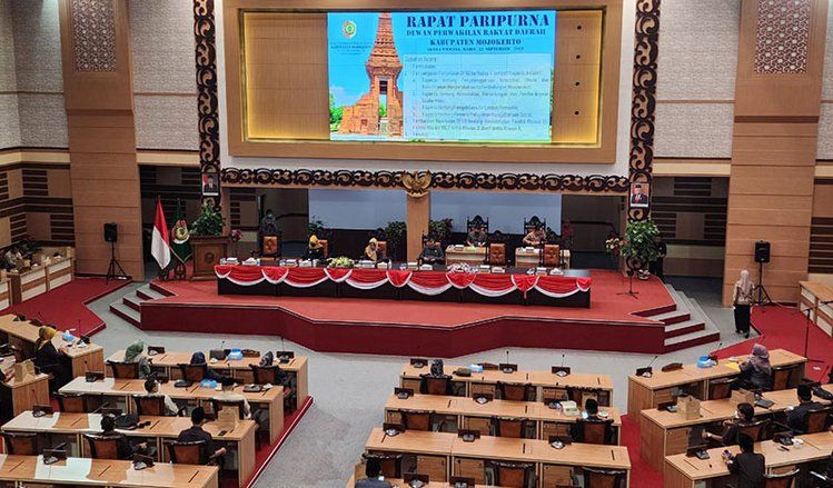 Paripurna DPRD Kabupaten Mojokerto Memberi Penjelasan Empat Raperda Inisiatif