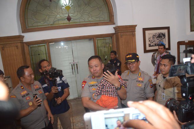 Dijual Ibunya, Balita ini Manja Digendong Kapolda