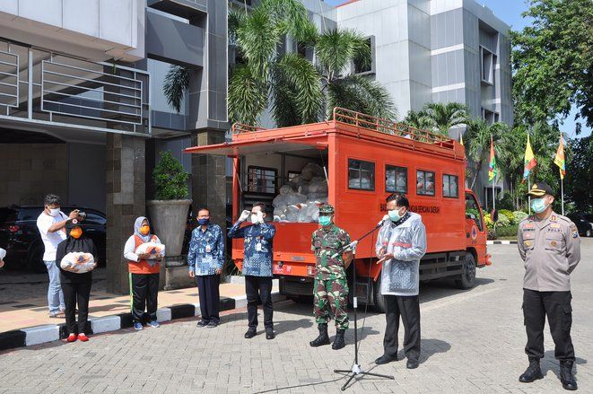 Atasi Dampak Covid, Pemkab Gresik Bagikan Sembako dan Bebaskan Retribusi Pasar