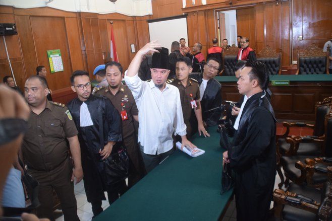 Dhani Kenakan Songkok Hitam Jalani Sidang Ketiga di Surabaya