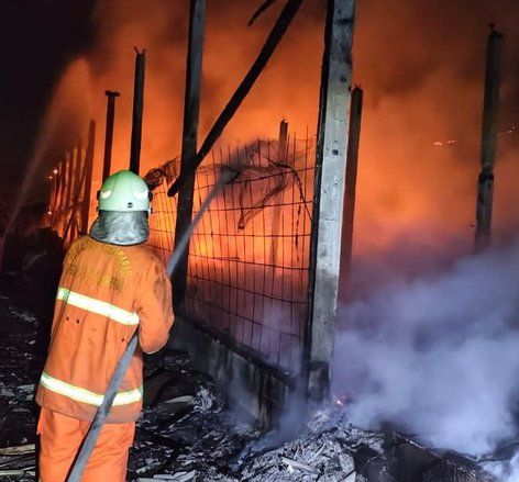 Kandang Ayam di Kemlagi Mojokerto Terbakar