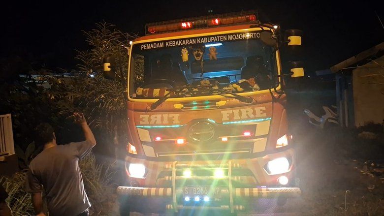 Akses Jalan Terhalang Tenda Hajatan, Damkar Mojokerto Terobos Jalan Sawah