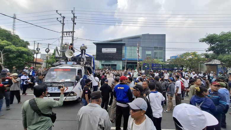 Ratusan Buruh PT Pakerin Demo BPJS Kesehatan Mojokerto, Tak Bisa Berobat karena Kepesertaan Nonaktif