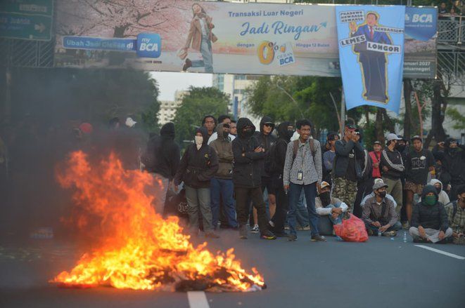 Demo #IndonesiaSekarat di Grahadi Surabaya Berujung Ricuh, Polisi Bubarkan Massa