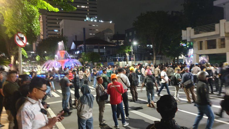Massa #IndonesiaSekarat Tuntut Dialog dengan Pemerintah, Aksi di Grahadi Surabaya Berakhir Ricuh