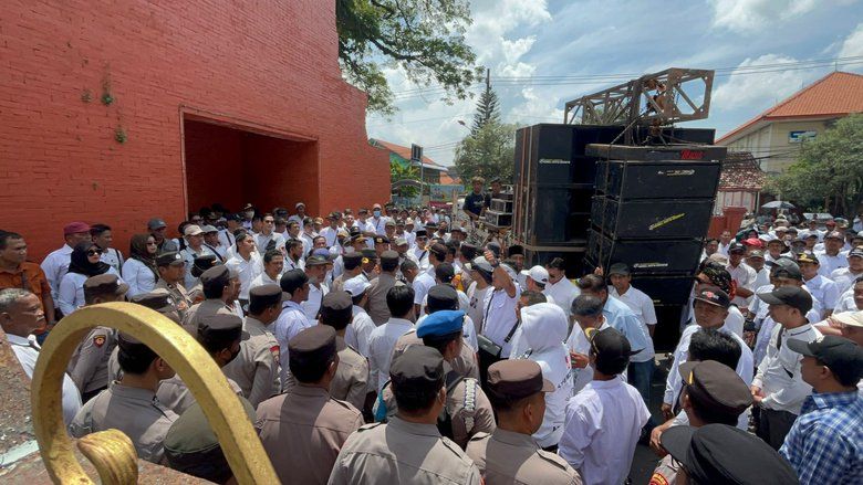 Protes Pemangkasan ADD 2026, Ratusan Kades Mojokerto Demo Pemkab hingga Nyaris Ricuh