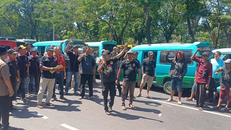 Tolak Halte Medaeng Jadi Transit Trans Jatim, Sopir Angkot Demo Dishub Jatim