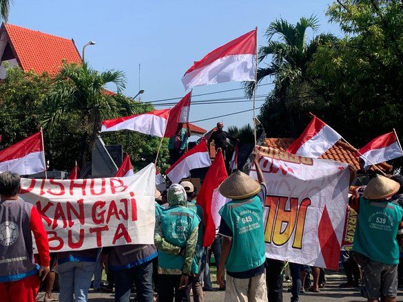 Shuttle Dituding Matikan Ekonomi Terminal, Puluhan Tukang Becak dan Pedagang Mengadu ke DPRD Tuban