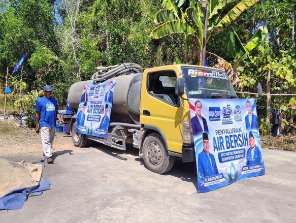 Sambut HUT ke-25, DPC Partai Demokrat Sampang Distribusikan Bantuan Air Bersih