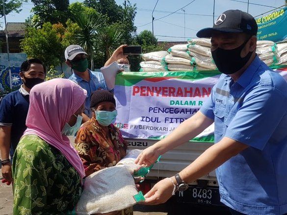 Bantuan 600 Paket Beras untuk Warga Terdampak Covid-19 di Probolinggo