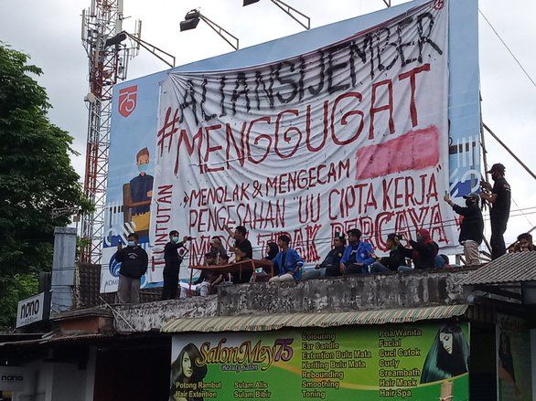 Demo Tolak Cipta Kerja di Jember Ricuh