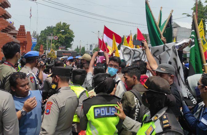 Demo Tolak Kenaikan BBM Sempat Memanas, Mahasiswa Kena Pukul Polisi