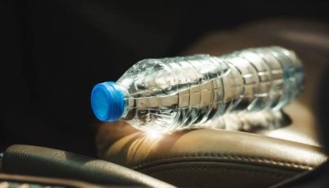 Bahaya Tinggalkan Botol Air Plastik di Mobil
