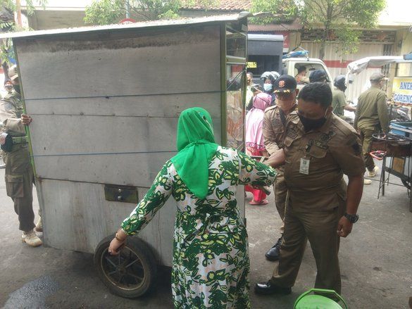 Terkesan Tebang Pilih, Penertiban PKL di Mojokerto Diprotes