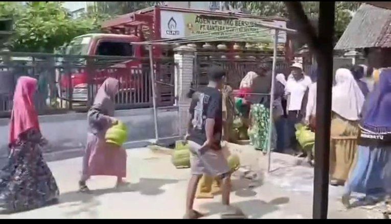 LPG 3 Kg Langka di Tuban, Warga Keliling hingga Beralih ke Kayu Bakar