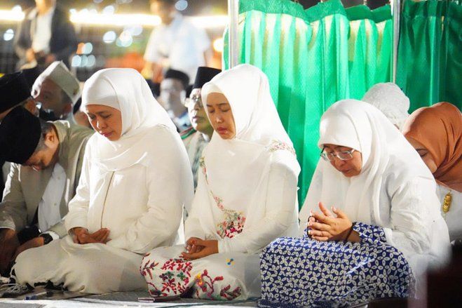 Malam 21 Ramadan Wali Kota Mojokerto, Ning Ita Bermunajat di Atas KRI Surabaya 591