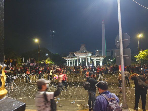 Kecewa Hanya Ditemui Sekdaprov Jatim, Pendemo Lempari Botol Mineral