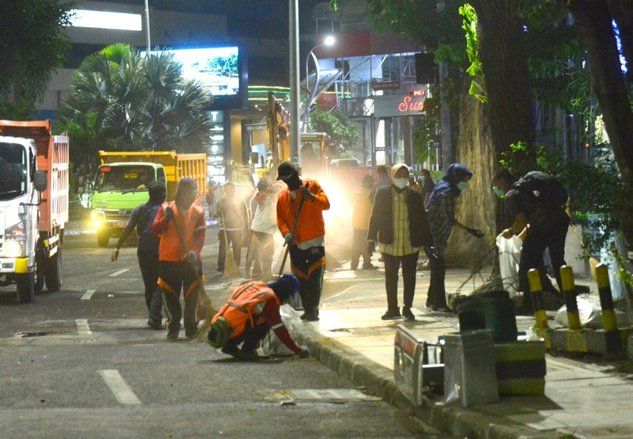 Pasca Demo, Dalam Hitungan Jam, Jalan Gubernur Suryo - Simpang Dukuh Bersih dari Sampah Pendemo