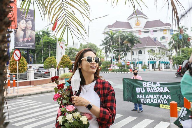 Kelompok Milenial Surabaya Gelar Aksi Bela Risma di Jalan Raya