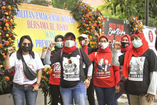 Karangan Bunga Bela Risma "Banjiri" di Balai Kota Surabaya