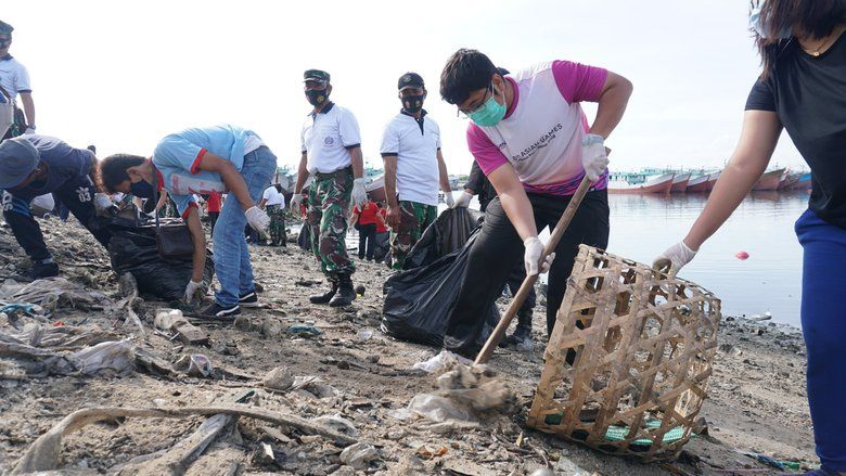 Angin Barat Bawa Kiriman Sampah ke Pelabuhan Benoa