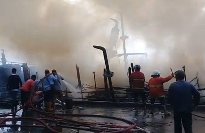 Kapal Pengangkut Ikan di Probolinggo Terbakar