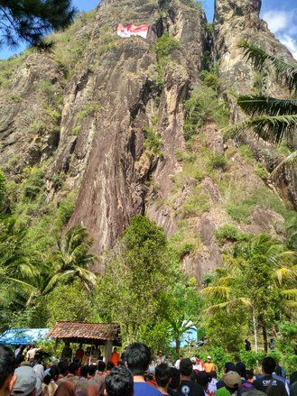 FPTI Jatim Kibarkan Bendera Raksasa di Tebing Spikul