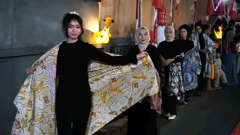 Fashion Show Batik Manggur Semarakkan HUT RI di Jalan Kampung Probolinggo